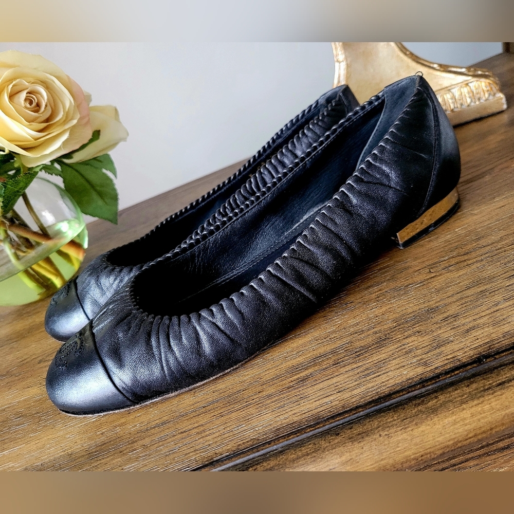 CHANEL Women's 100%Authentic Lambskin Flat Shoes Pleated Edges Golden Heel US7.5